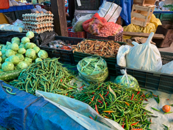 生鮮食品の購入は週末に市場でが主流。